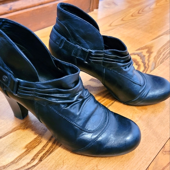 Black Leather ankle boots - Picture 2 of 3